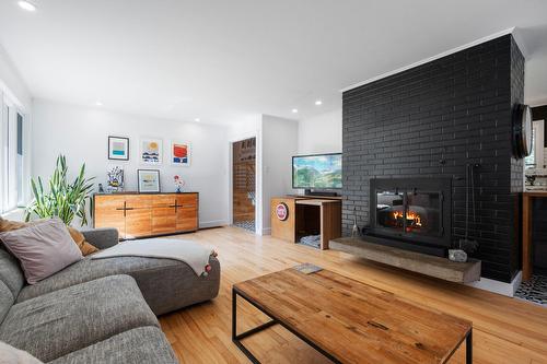 Living room - 442 Mtée Des Trente, Mont-Saint-Hilaire, QC - Indoor Photo Showing Living Room With Fireplace