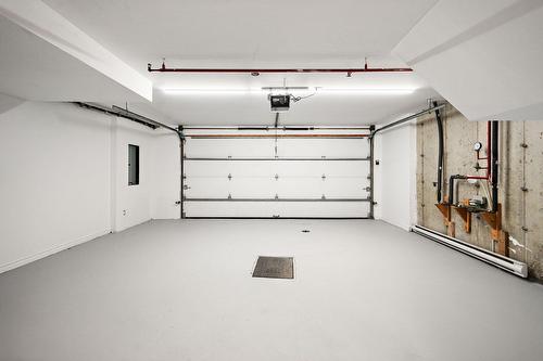 Garage - 862Z Rue Jules-Poitras, Montréal (Saint-Laurent), QC 