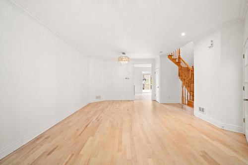 Salon - 862Z Rue Jules-Poitras, Montréal (Saint-Laurent), QC 