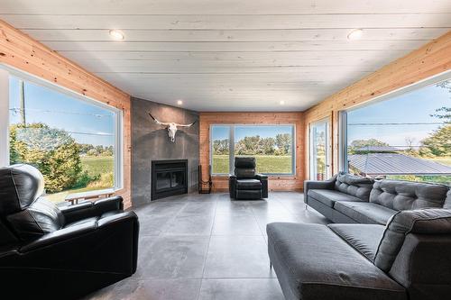 Solarium/Sunroom - 29 Rue Tessier, Saint-Jean-Sur-Richelieu, QC - Indoor Photo Showing Living Room With Fireplace