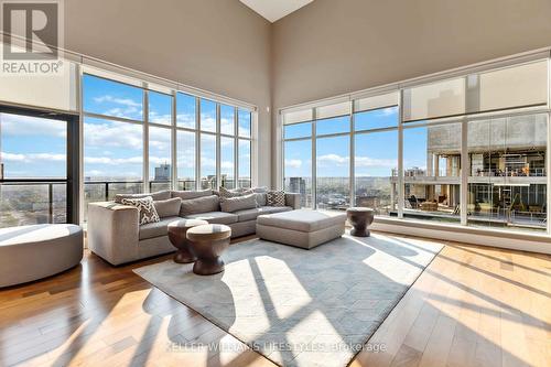 1001 - 505 Talbot Street, London East (East F), ON - Indoor Photo Showing Living Room