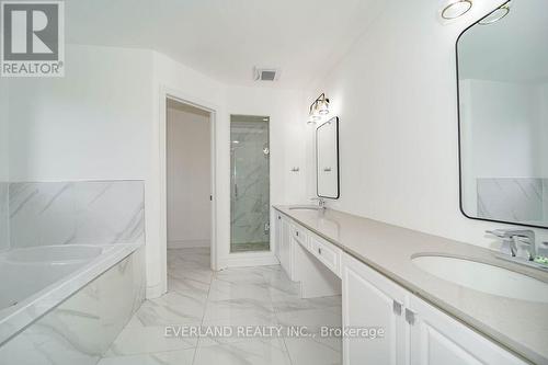618 Foxcroft Boulevard, Newmarket, ON - Indoor Photo Showing Bathroom