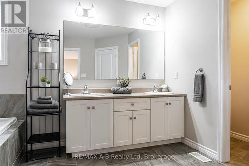 500 Forman Avenue, Stratford, ON - Indoor Photo Showing Bathroom
