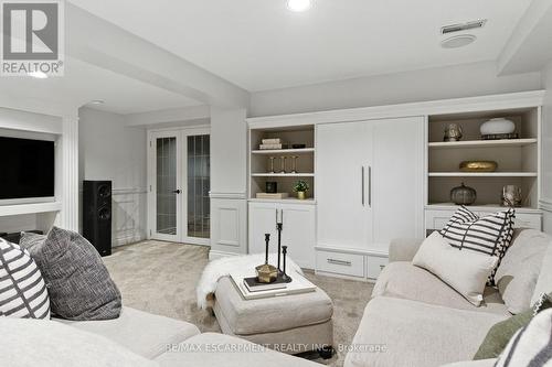 26 Parkshore Place, Hamilton, ON - Indoor Photo Showing Living Room