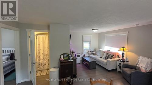 127 Yonge Street S, Brockton, ON - Indoor Photo Showing Living Room