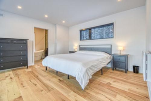 Chambre à coucher principale - 255 Ch. Du Mont-Jasper, Saint-Donat, QC - Indoor Photo Showing Bedroom
