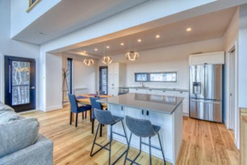 Cuisine - 255 Ch. Du Mont-Jasper, Saint-Donat, QC - Indoor Photo Showing Other Room