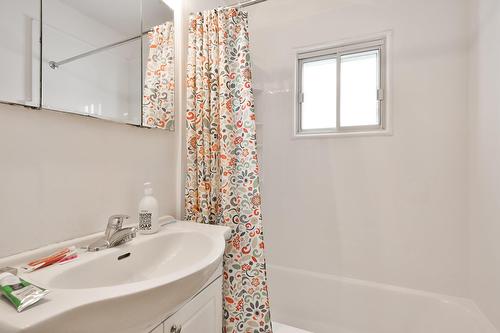 Bathroom - 4413 Av. D'Orléans, Montréal (Rosemont/La Petite-Patrie), QC - Indoor Photo Showing Bathroom