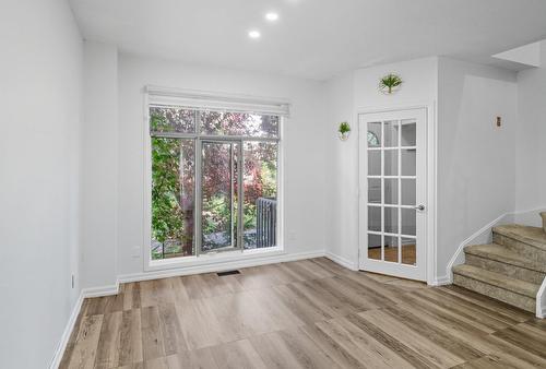 Salon - 151 Rue Madaire, Gatineau (Aylmer), QC 