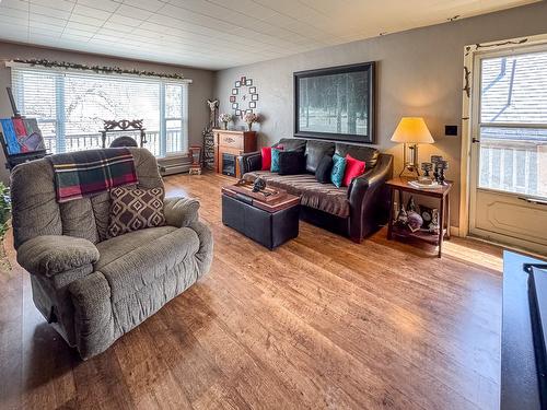 2165 Warren Avenue, Kimberley, BC - Indoor Photo Showing Living Room
