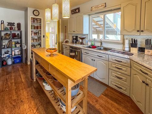 2165 Warren Avenue, Kimberley, BC - Indoor Photo Showing Kitchen With Double Sink