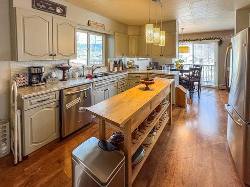 2165 Warren Avenue, Kimberley, BC - Indoor Photo Showing Kitchen With Double Sink