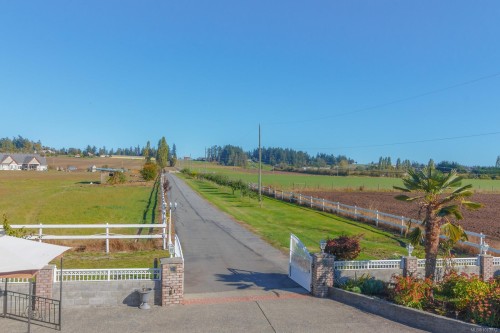 7112 Puckle Rd, Central Saanich, BC 