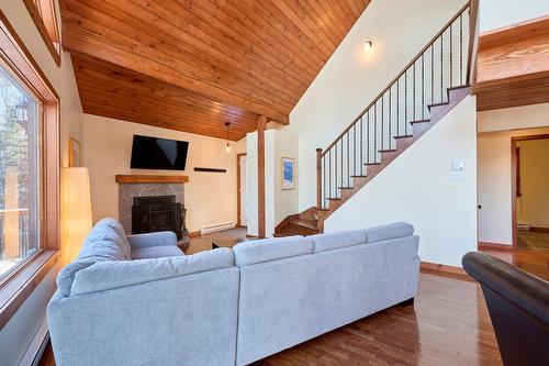Salon - 95 Ch. Du Domaine-Escarpé, Saint-Donat, QC - Indoor Photo Showing Living Room With Fireplace