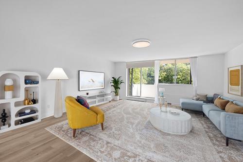 Salon - 405-4911 Ch. De La Côte-Des-Neiges, Montréal (Côte-Des-Neiges/Notre-Dame-De-Grâce), QC - Indoor Photo Showing Living Room