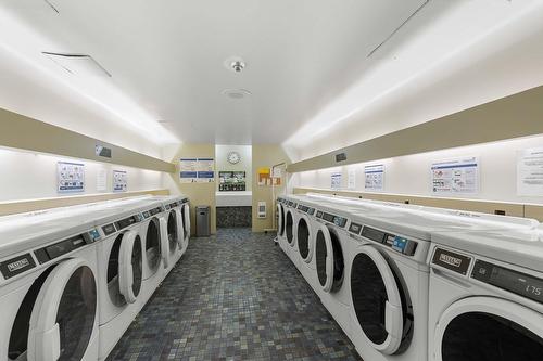 Salle de lavage - 405-4911 Ch. De La Côte-Des-Neiges, Montréal (Côte-Des-Neiges/Notre-Dame-De-Grâce), QC - Indoor Photo Showing Laundry Room