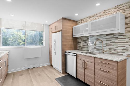 Cuisine - 405-4911 Ch. De La Côte-Des-Neiges, Montréal (Côte-Des-Neiges/Notre-Dame-De-Grâce), QC - Indoor Photo Showing Kitchen With Upgraded Kitchen