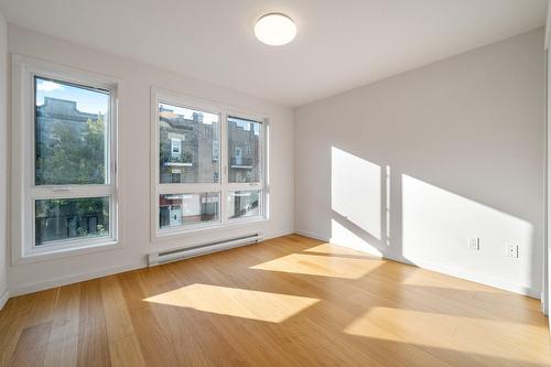 Primary bedroom - 202-3630 Rue Ste-Catherine E., Montréal (Mercier/Hochelaga-Maisonneuve), QC - Indoor Photo Showing Other Room