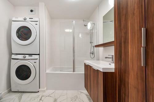 Bathroom - 202-3630 Rue Ste-Catherine E., Montréal (Mercier/Hochelaga-Maisonneuve), QC - Indoor Photo Showing Laundry Room