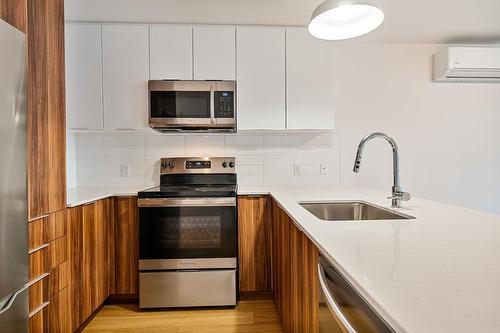 Kitchen - 202-3630 Rue Ste-Catherine E., Montréal (Mercier/Hochelaga-Maisonneuve), QC - Indoor Photo Showing Kitchen With Upgraded Kitchen