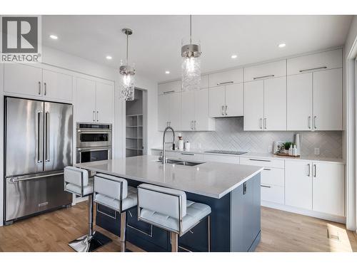 789 Carleton Street, Kelowna, BC - Indoor Photo Showing Kitchen With Upgraded Kitchen