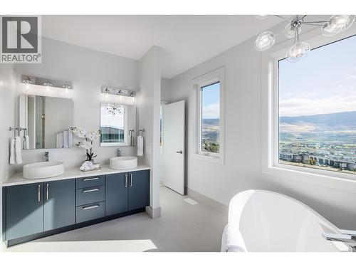 Ensuite - 789 Carleton Street, Kelowna, BC - Indoor Photo Showing Bathroom