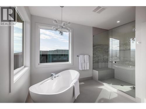 Ensuite - 789 Carleton Street, Kelowna, BC - Indoor Photo Showing Bathroom