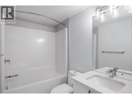 Suite bathroom - 789 Carleton Street, Kelowna, BC - Indoor Photo Showing Bathroom