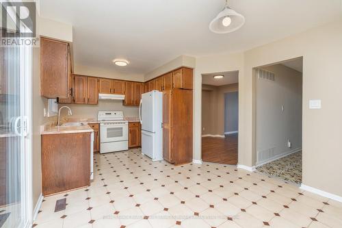 1005 Queen Street W, Mississauga, ON - Indoor Photo Showing Kitchen