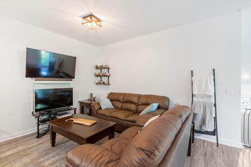 227-511 Yates Road, Kelowna, BC - Indoor Photo Showing Living Room
