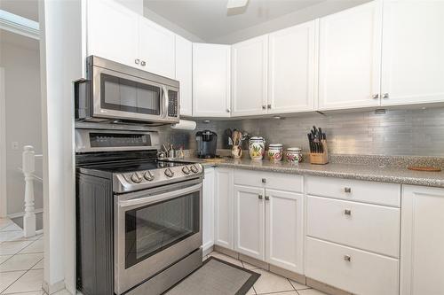 25-1874 Parkview Crescent, Kelowna, BC - Indoor Photo Showing Kitchen