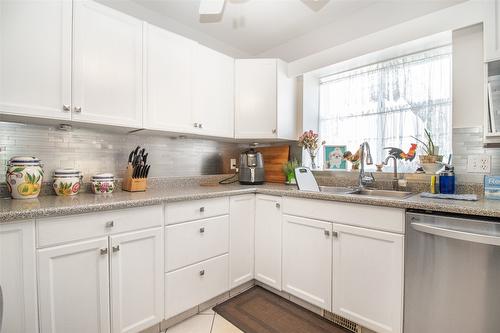 25-1874 Parkview Crescent, Kelowna, BC - Indoor Photo Showing Kitchen With Double Sink