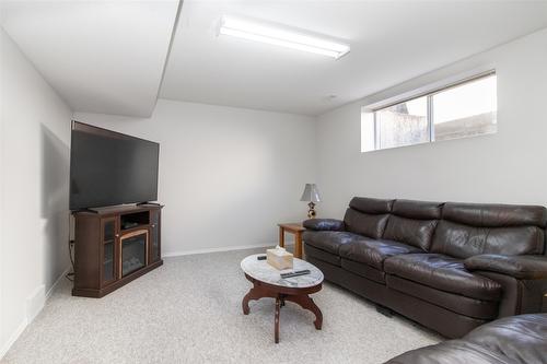 25-1874 Parkview Crescent, Kelowna, BC - Indoor Photo Showing Living Room