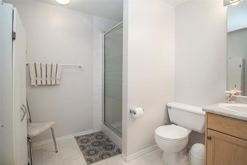 25-1874 Parkview Crescent, Kelowna, BC - Indoor Photo Showing Bathroom
