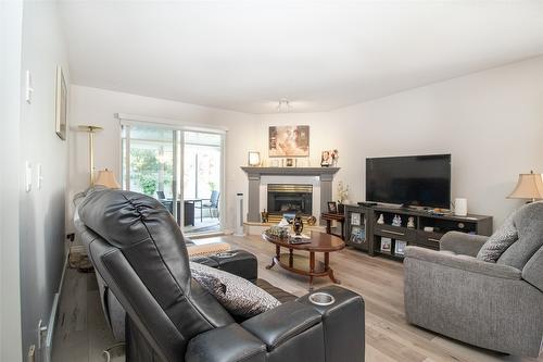 25-1874 Parkview Crescent, Kelowna, BC - Indoor Photo Showing Living Room With Fireplace