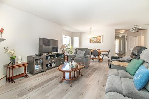 25-1874 Parkview Crescent, Kelowna, BC - Indoor Photo Showing Living Room