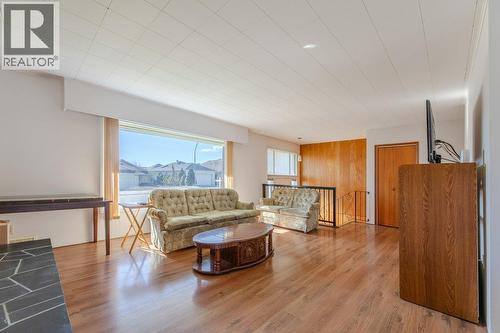 9108 74Th Avenue, Osoyoos, BC - Indoor Photo Showing Living Room