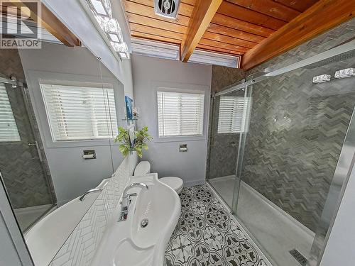 Main Bathroom - 1618 Duncan Ave E Avenue, Penticton, BC - Indoor Photo Showing Bathroom