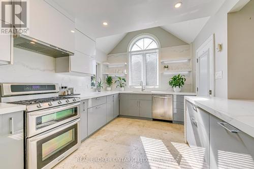 230 Mcgill Street, Mississauga, ON - Indoor Photo Showing Kitchen With Upgraded Kitchen