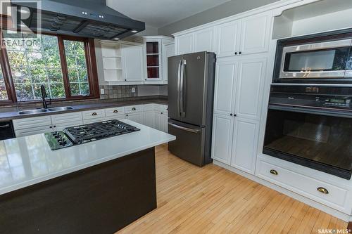 533 Manitoba Avenue, Kerrobert, SK - Indoor Photo Showing Kitchen With Double Sink