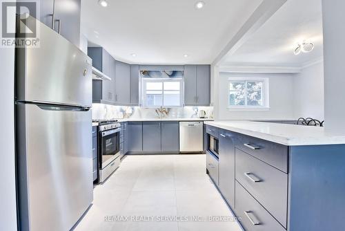 23 Windermere Court, Brampton, ON - Indoor Photo Showing Kitchen With Upgraded Kitchen