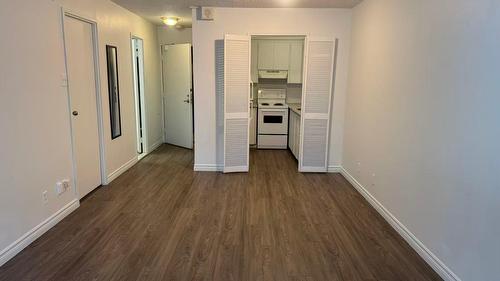 Salon - 211-1950 Av. Lincoln, Montréal (Ville-Marie), QC - Indoor Photo Showing Other Room