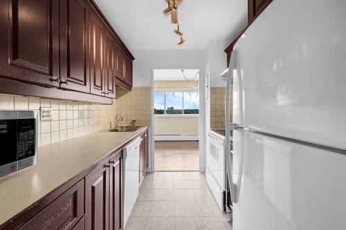 Kitchen - 807-5700 Boul. Cavendish, Côte-Saint-Luc, QC - Indoor Photo Showing Kitchen With Double Sink