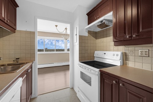 Kitchen - 807-5700 Boul. Cavendish, Côte-Saint-Luc, QC - Indoor Photo Showing Kitchen With Double Sink