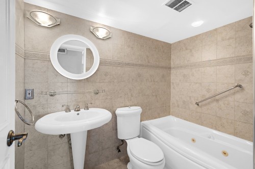 Bathroom - 807-5700 Boul. Cavendish, Côte-Saint-Luc, QC - Indoor Photo Showing Bathroom