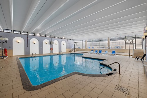 Pool - 807-5700 Boul. Cavendish, Côte-Saint-Luc, QC - Indoor Photo Showing Other Room With In Ground Pool