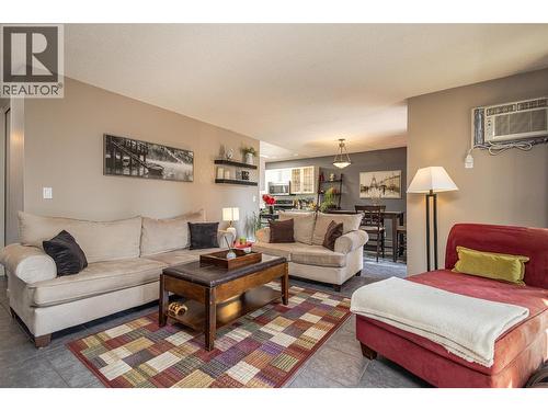 310 Yorkton Avenue Unit# 60, Penticton, BC - Indoor Photo Showing Living Room