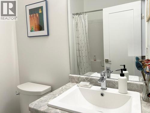 1029 10Th Avenue, Vernon, BC - Indoor Photo Showing Bathroom