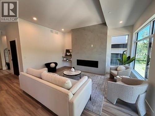 7920 Kidston Road Unit# 9, Coldstream, BC - Indoor Photo Showing Living Room With Fireplace