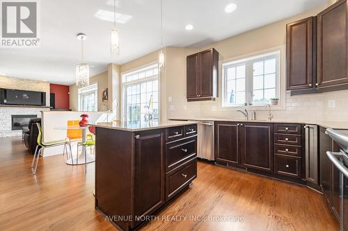 184 Felicity Crescent, Ottawa, ON - Indoor Photo Showing Kitchen With Upgraded Kitchen